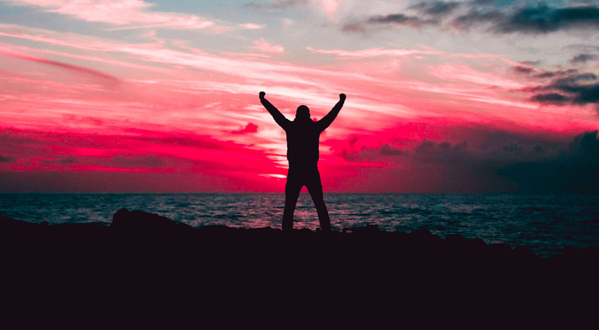 personnes qui a confiance en soi face à un coucher de soleil
